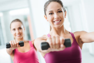 Zwei Frauen trainieren im Fitness